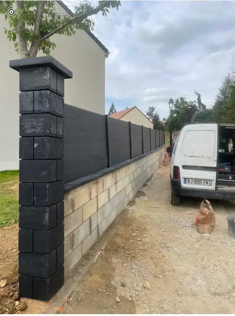 VÃ©hicule de CrÃ©a Paysages dans l'Essonne - crÃ©ation d'un mur