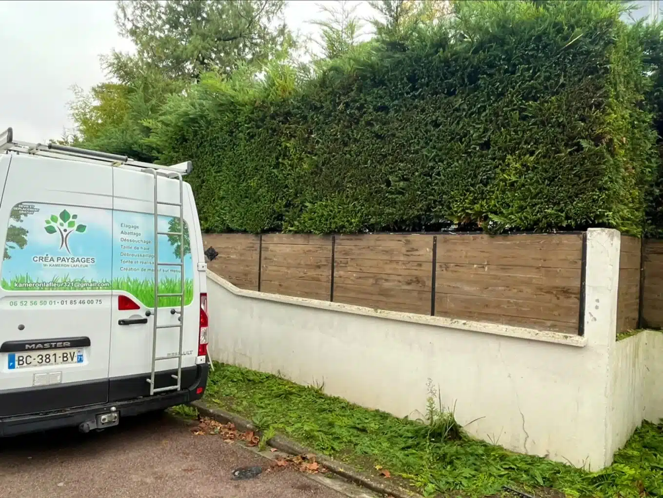 camionnette de Crea PAysages face Ã  une  haies