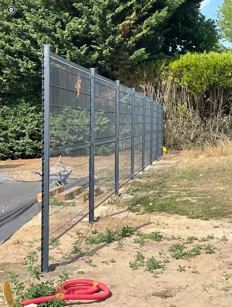 Clôture posée en limite de propriété par Créa-Paysages dans l'Essonne