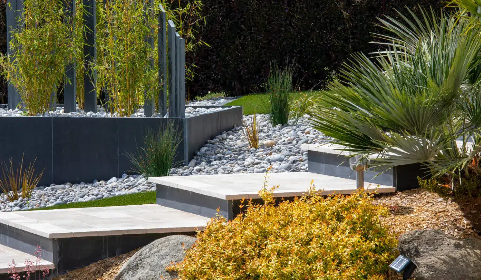 Jardin paysager avec escaliers, massifs et pas japonais réalisé par Créa-Paysages